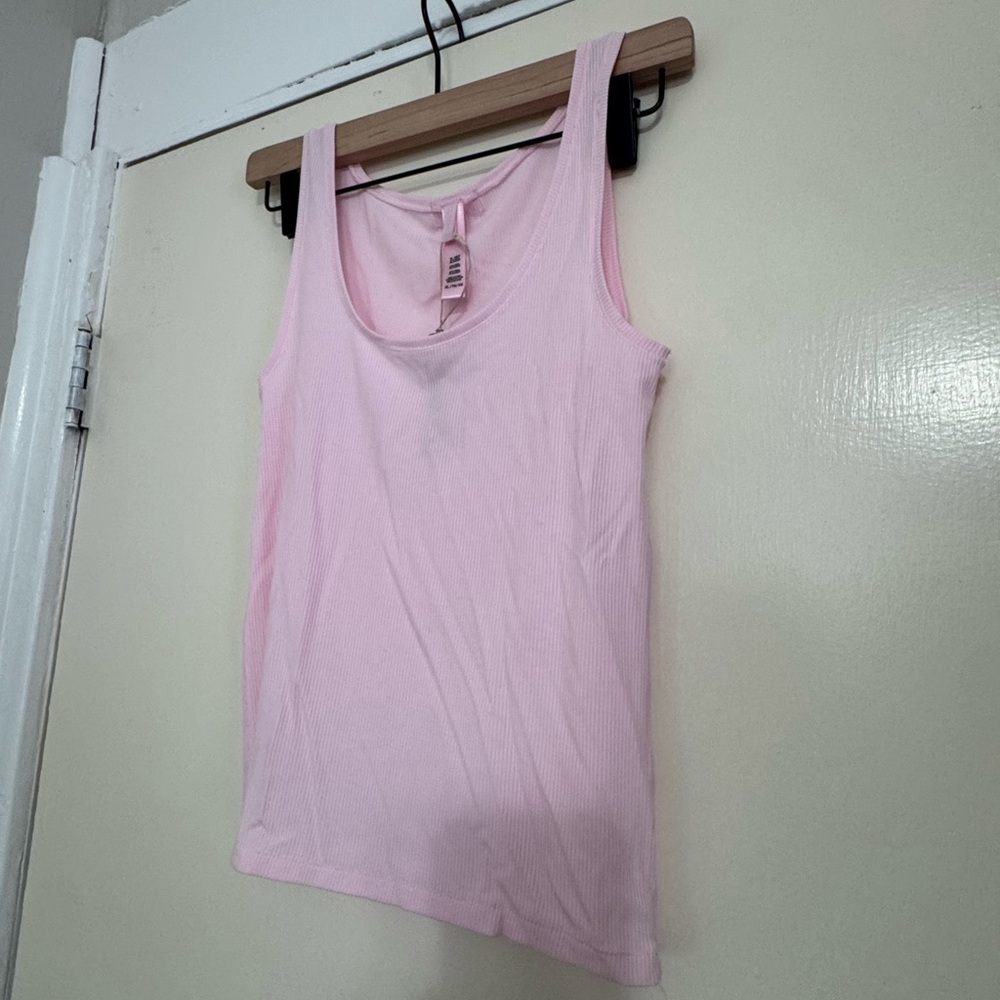 SKIMS Light Pink Scoop Neck Tank Top - Picture 4 of 8